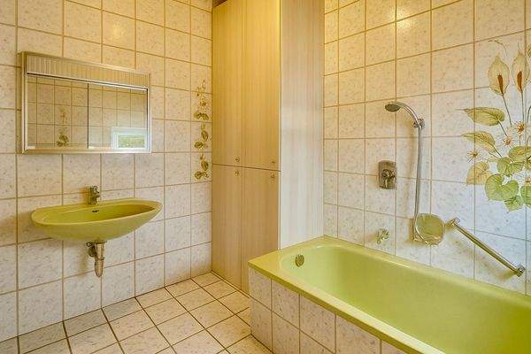 Tageslichtbadezimmer im Eingangsbereich