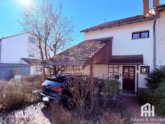 Hauseingang und Carport