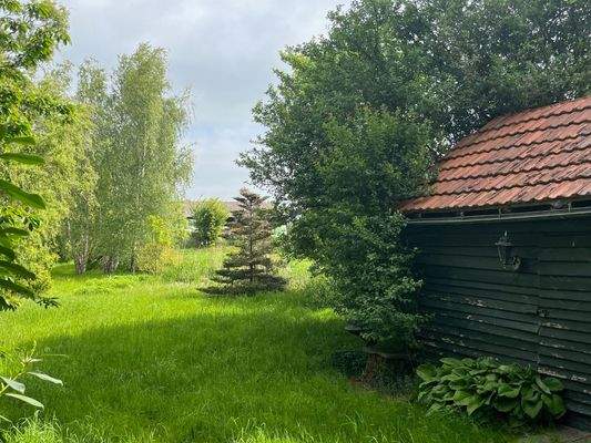 Garten mit Geräteschuppen