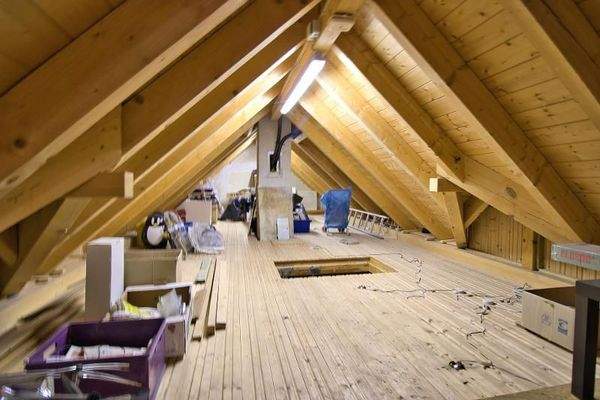 Spitzboden im Dachgeschoss ist über einer Einschub