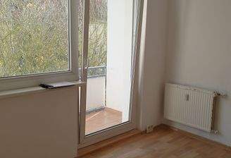 Helles Zimmer mit Balkon