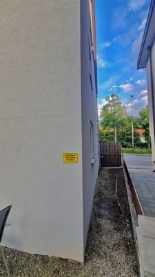 seitlicher Zugang zur Straße