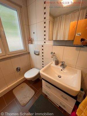 Badezimmer mit Wanne und WC - Obergeschoss