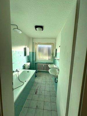 großes Bad, Fenster, WM mögl.