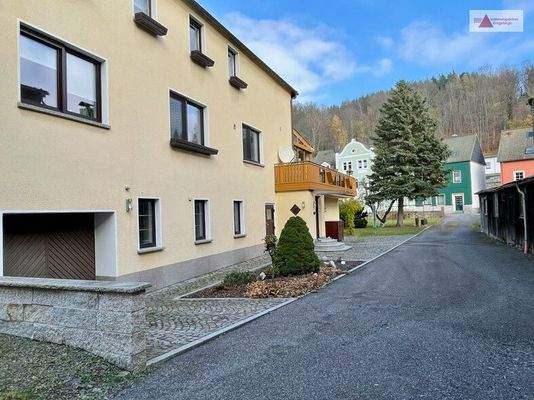 Vorderseite mit Zufahrt