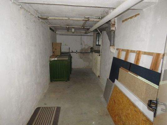 Kellerraum mit Heizung und Fenster 