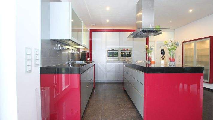 Küche mit hochwertiger Einbauküche