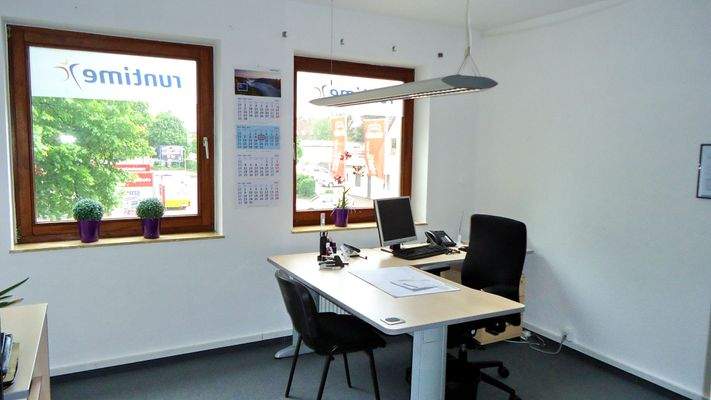 Büro zur Straßenseite.jpg