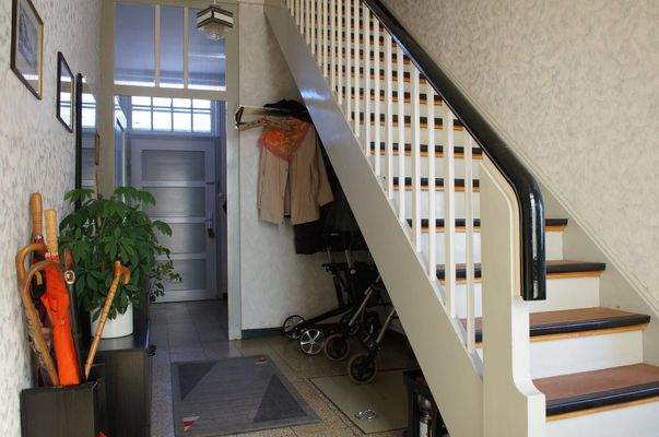 Flur EG / Treppe zum OG