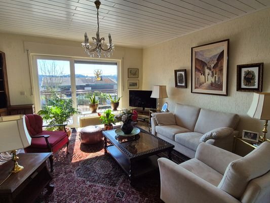 Wohnzimmer mit Balkon