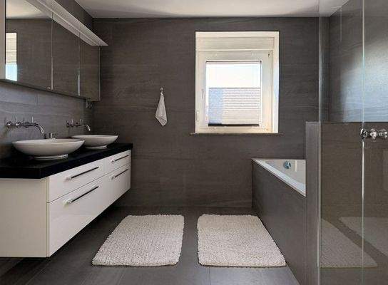 Hauptbad mit Dusche und Wanne