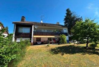Hausansicht mit Garten 