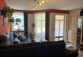 Wohnzimmer mit Blick auf die Terrasse  