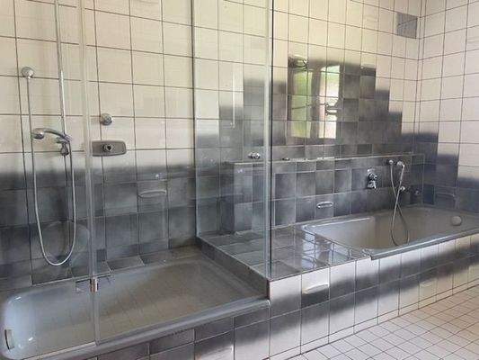 Badewanne und Dusche