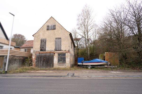 Blick von Straße auf Grundstück