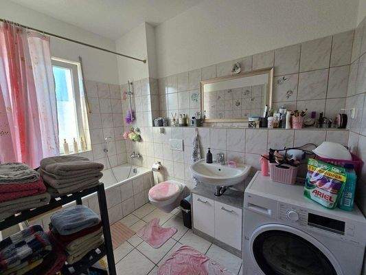 OG Fensterbad mit Wanne