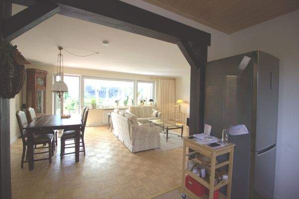 Blick von der Küche ins Wohnzimmer