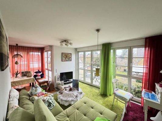 lichtdurchflutetes Wohnzimmer