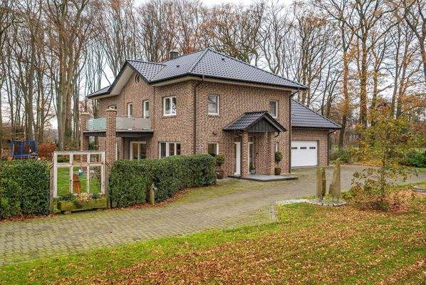 Seitenansicht mit Eingangsbereich