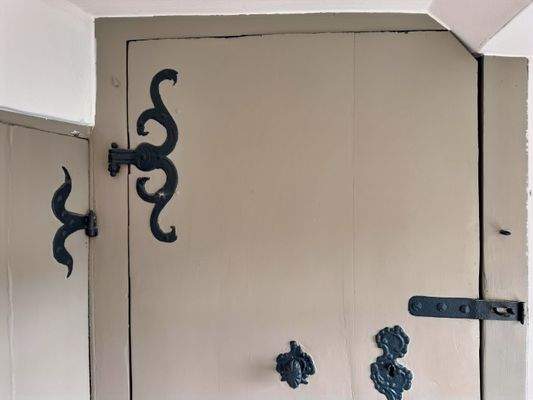 Historische Tür mit alten Beschlägen