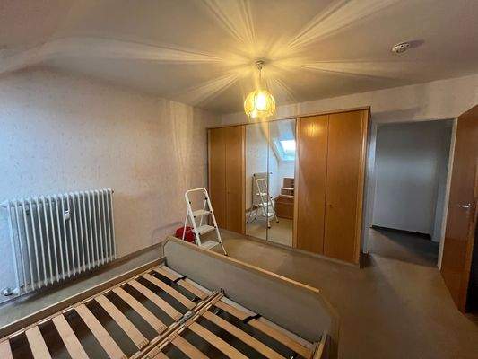 Schlafzimmer mit Kleiderschrank