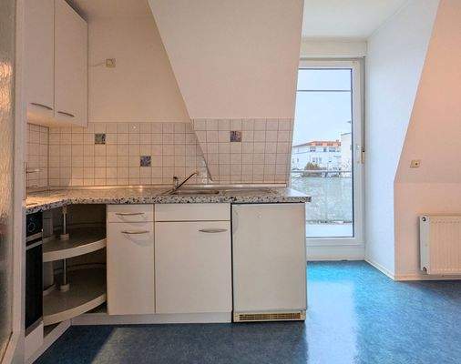 Küche mit Zugang zum Balkon