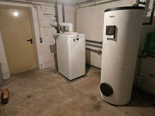 5255 - Heizungsraum mit Warmwasserspeicher