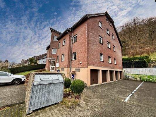 Seitansicht mit Garagen und Stellplätzen