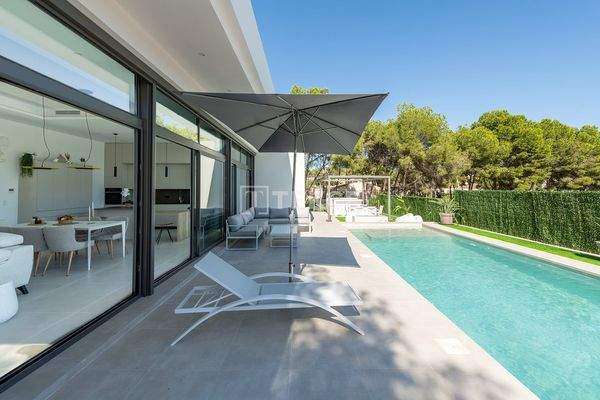 Detached Villas with Private Pools in Pinar de Campoverde Spain