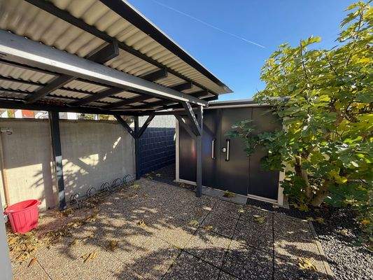 Mülltonnen und Fahrräder 