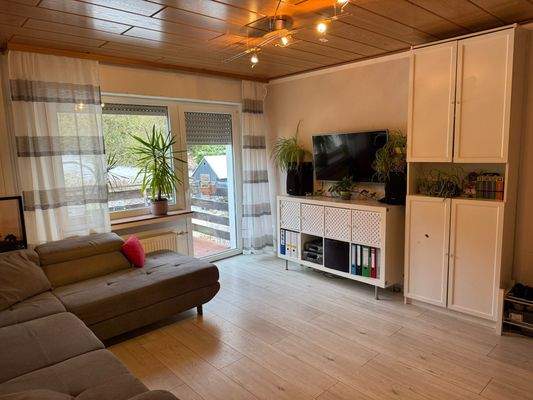 Wohnzimmer mit Zugang zum Balkon