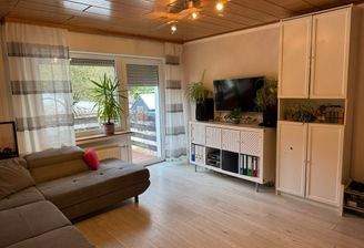 Wohnzimmer mit Zugang zum Balkon