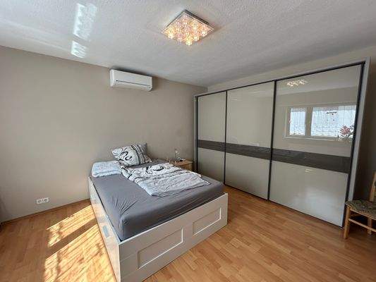 H 548 OG Schlafzimmer.jpg