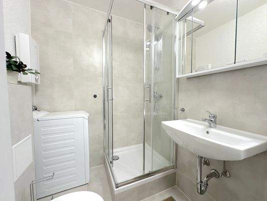 Modernes Bad mit Dusche