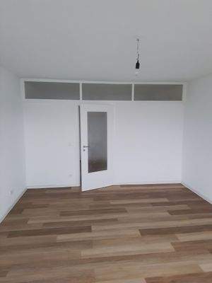Leeres Zimmer mit Holzboden
