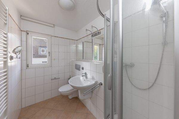 Duschbad mit Fenster in der Einliegerwohnung
