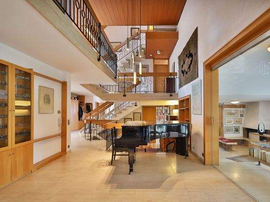 Imposantes Treppenhaus und Eingangsbereich