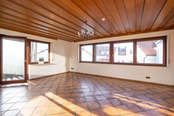 Lichtdurchflutetes Wohnhzimmer mit Balkon