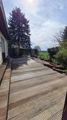 Holzterrasse mit herrlichem Ausblick