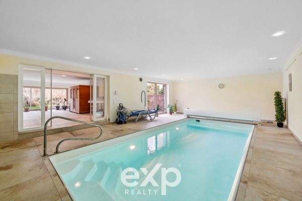 Innenpool m. Zugang zur Terrasse