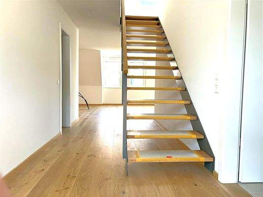 Offener Treppenaufgang der Dachgeschosswohnung 