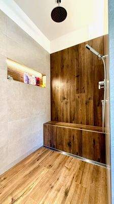 Beleuchtete Shampooniesche u. Sitzmöglichkeit