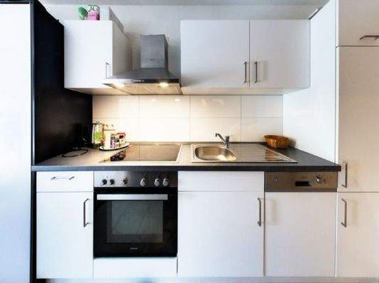 Moderne, vollwertig ausgestattete Einbauküche