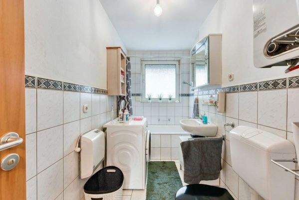 Bad mit Fenster &amp; Wanne