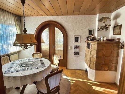 Essbereich an der Küche mit Kachelofen