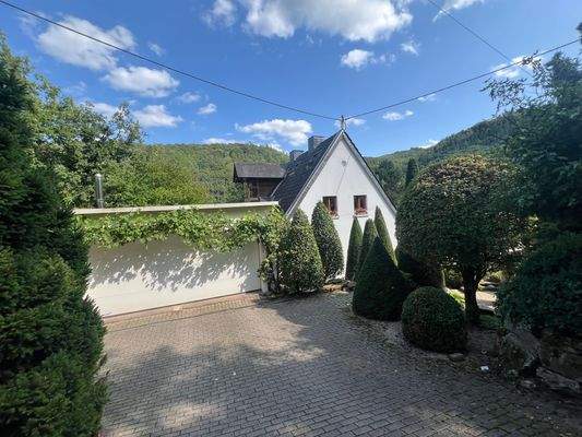 Hausansicht mit Doppelgarage