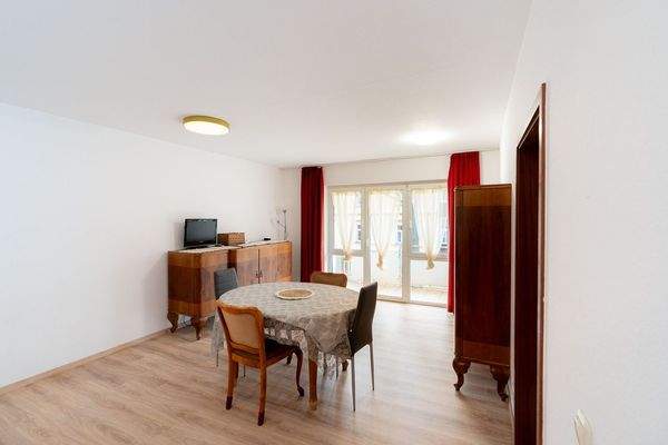 Wohn und Schlafzimmer mit Balkon