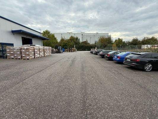 asphaltierte Hoffläche einwandfrei 