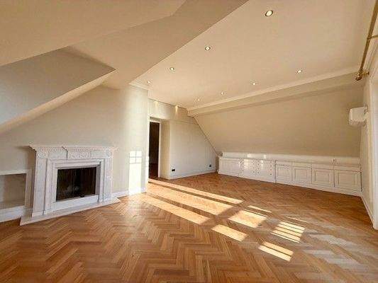 Wohnzimmer mit Kamin und Balkon