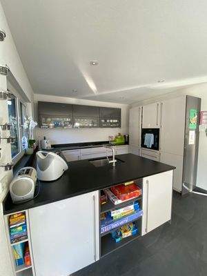 Moderne Küche mit Insel